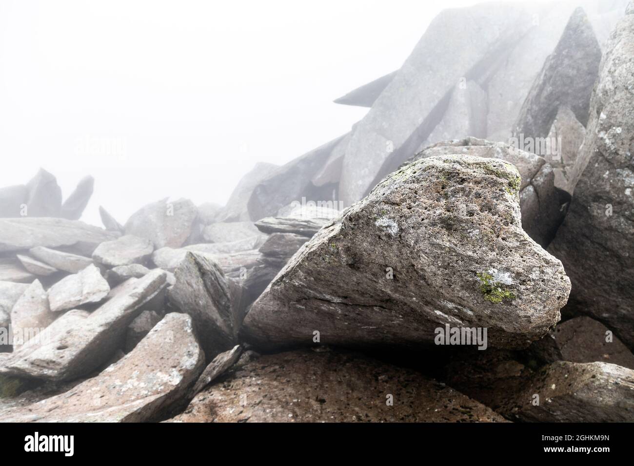 Grandi massi su terreno roccioso alla cima Glyder Fach, CWM Idwal, Snowdonia, Galles, Regno Unito Foto Stock