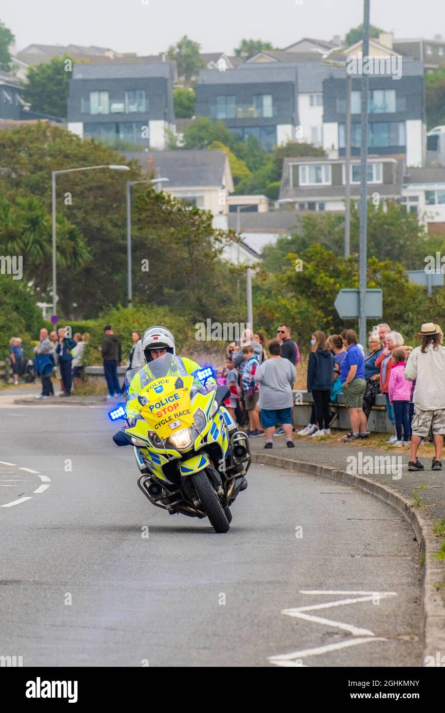 Un motociclista polic pattuglia che guida a Newquay in Cornovaglia durante la fase di apertura del iconico Tour of Britain 2021 - noto come Grand parti. Foto Stock