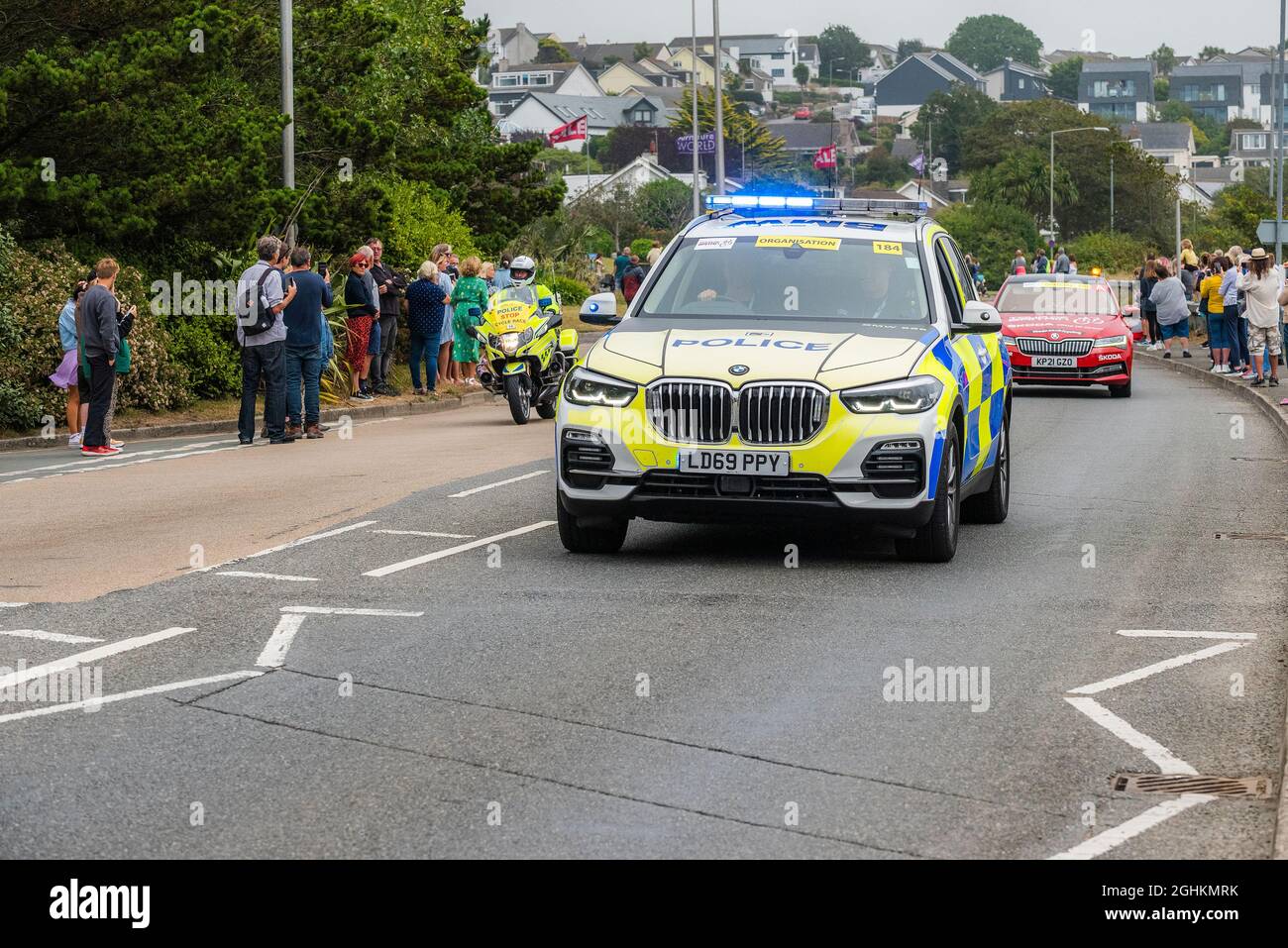 Un'auto pattugliata della polizia con luci blu che guidano a Newquay in Cornovaglia durante la fase di apertura dell'iconico Tour of Britain 2021, conosciuto come il Grand Foto Stock