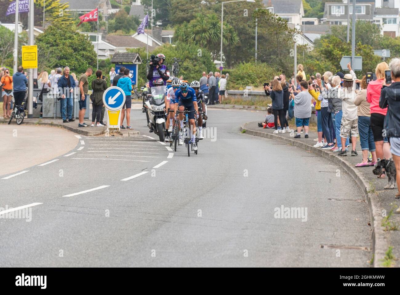 I piloti principali della fase di apertura dell'iconico Tour of Britain 2021, noto come il Grand, partono dal momento che visita la città di Newquay in Cornovaglia per t Foto Stock