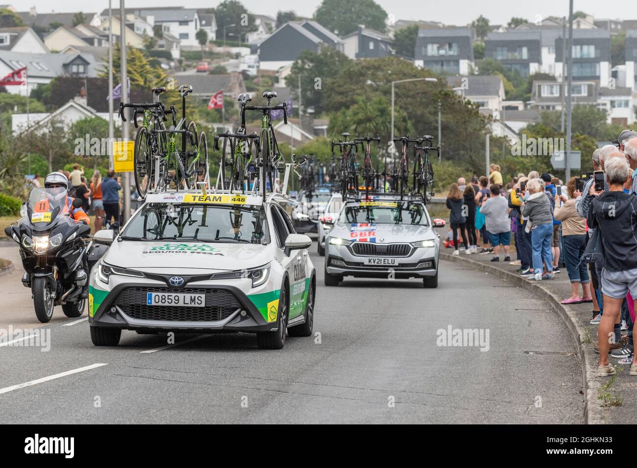 Il Team Caja Rural-Seguros RGA supporta l'auto seguendo il peloton nella fase di apertura del iconico Tour of Britain 2021 - noto come il Grand Foto Stock