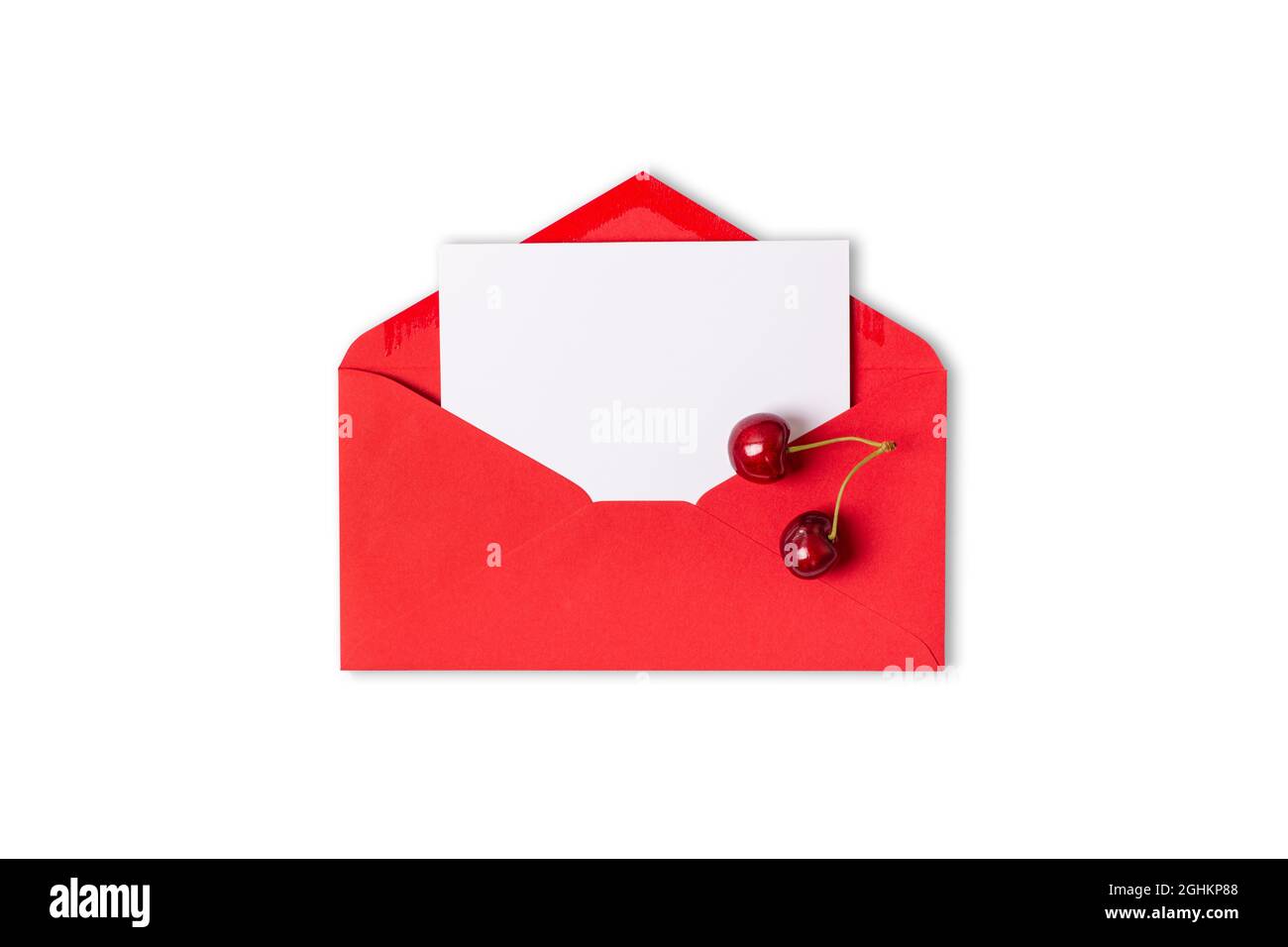 Carta bianca vuota in busta rossa decorata con ciliegia isolata su sfondo bianco. Dima o mock up. Banner con spazio di copia Foto Stock