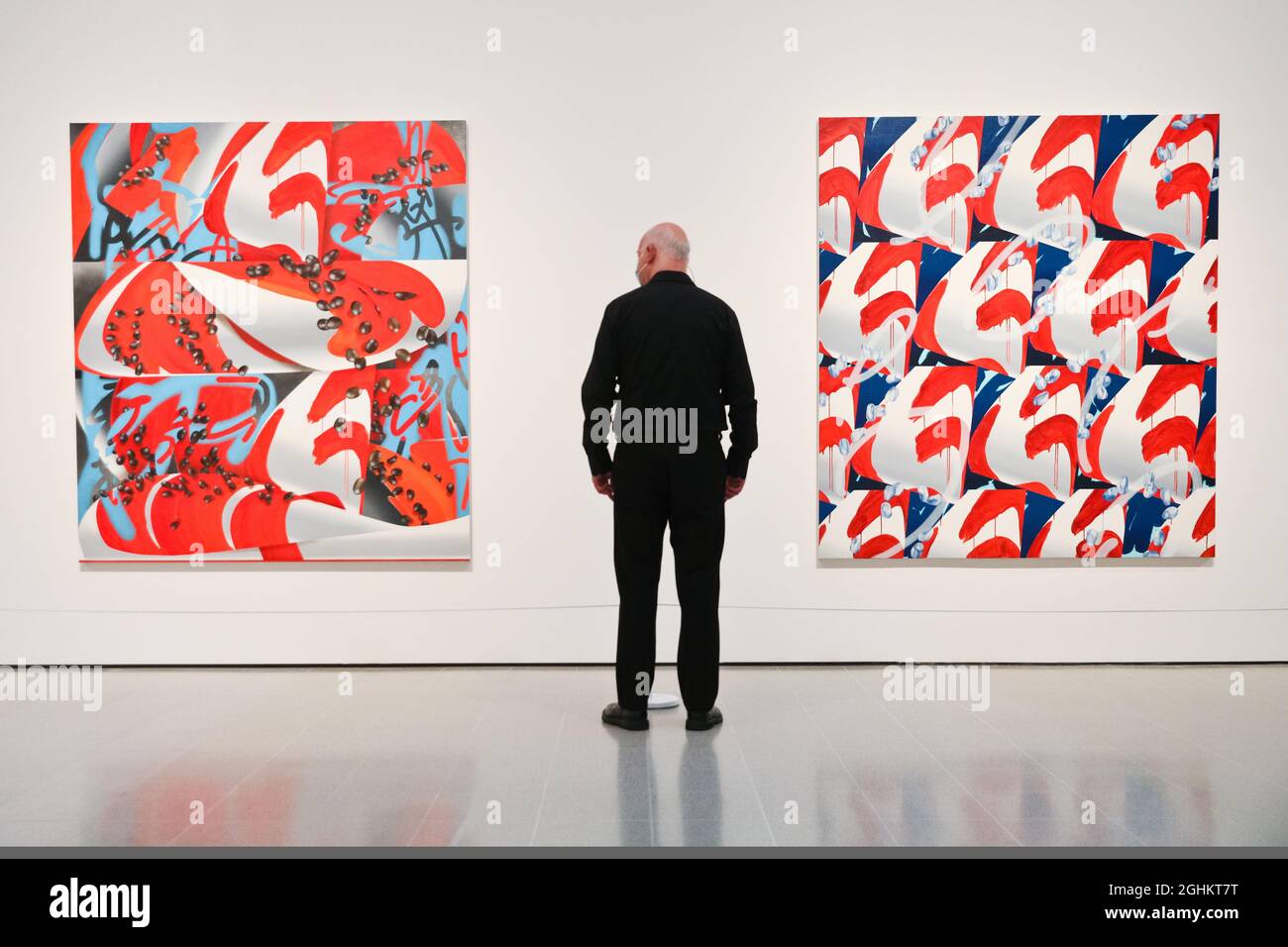 Hayward Gallery, Londra, Regno Unito. 07 settembre 2021. Un assistente pone con Vivien Zhang, Echo Complex 2 (l) e Imitation Complex (r), entrambi 2021. Mixing IT Up: Painting Today at Hayward Gallery è una mostra di gruppo che mette in evidenza l'emergere del Regno Unito come centro internazionale vitale della pittura contemporanea. Riunisce 31 pittori contemporanei la cui opera attinge liberamente a varie fonti d'immagine, tecniche e tradizioni. Viene eseguito dal 9 set al 12 dic. Credit: Imagplotter/Alamy Live News Foto Stock