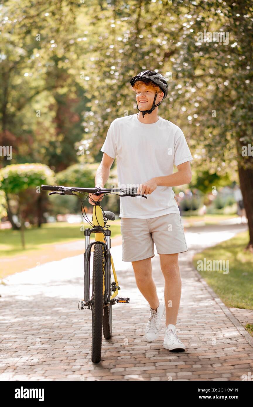 Ragazzo sorridente con passeggiate in bicicletta nel parco Foto stock -  Alamy