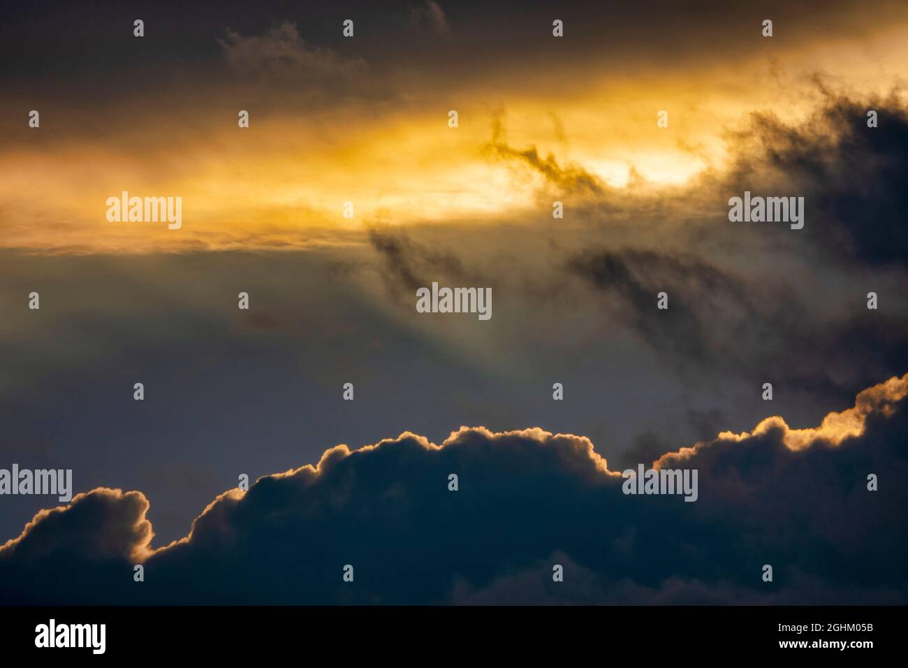Bella nubi colorate durante il tramonto Foto Stock