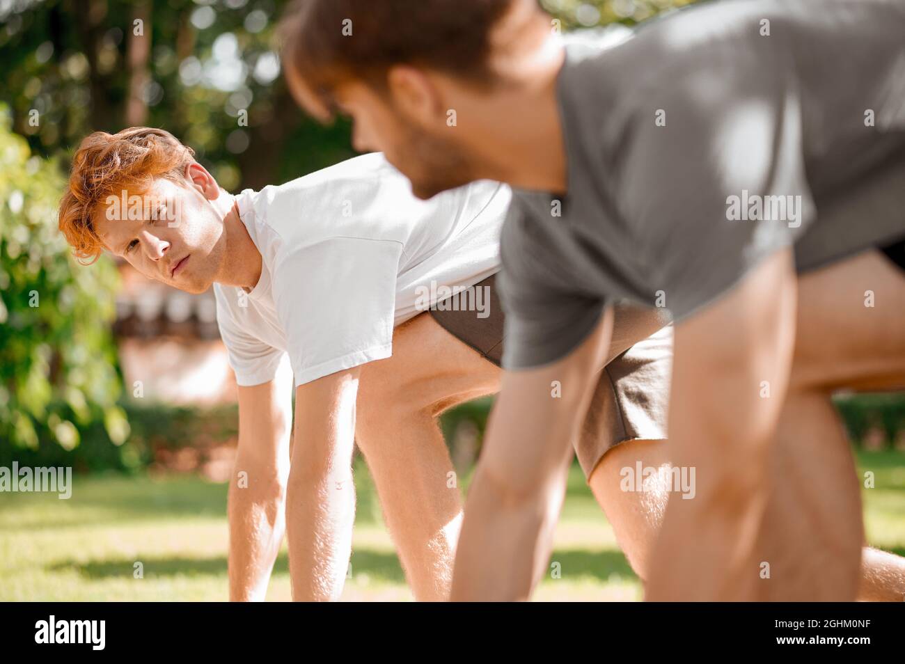 Ragazzi all'inizio dello sprint che si guardano l'un l'altro Foto Stock