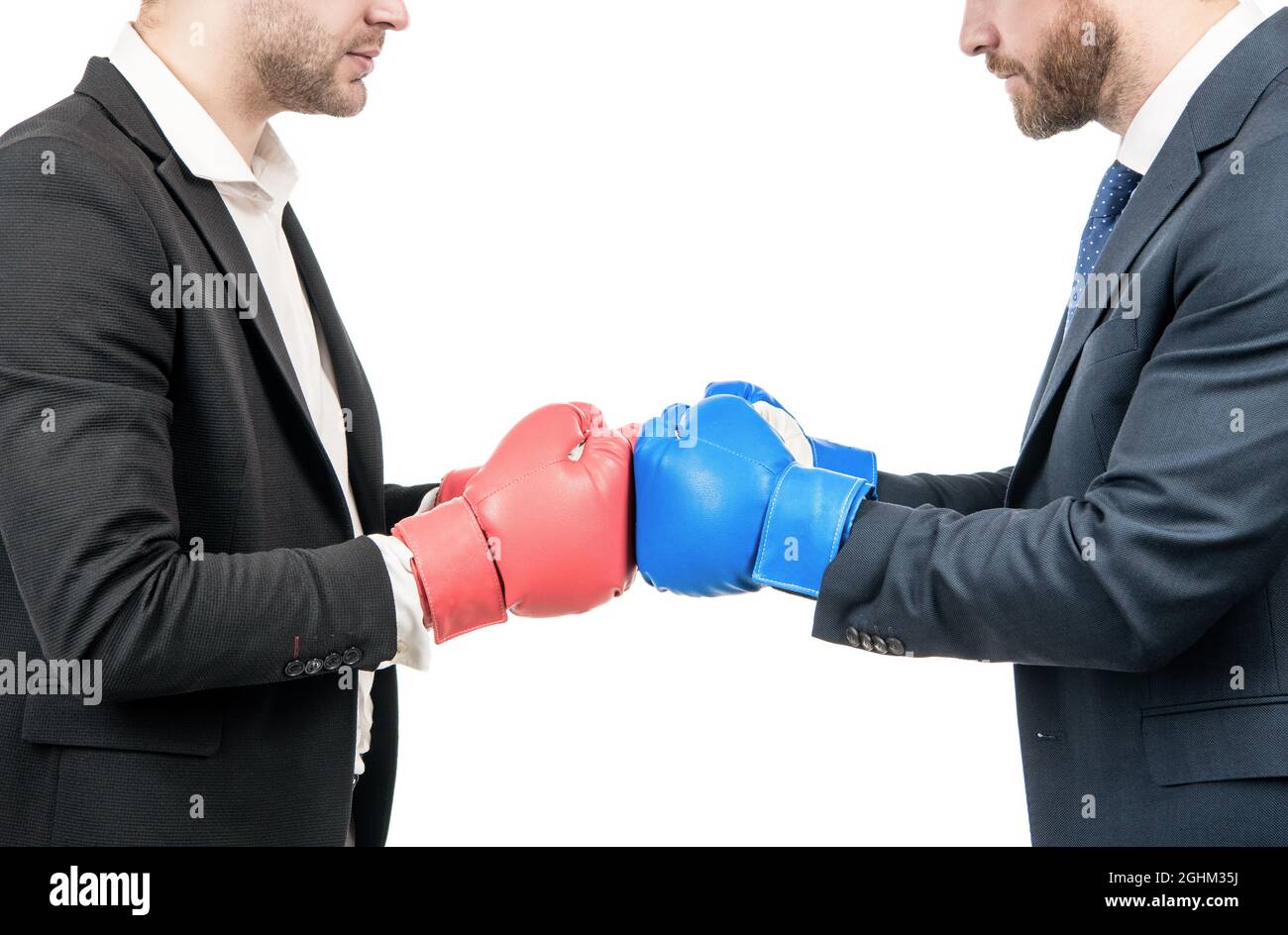 Contatto. Uomini di combattimento vista ritagliata. Uomini d'affari combattono con guanti da boxe. Lotta al conflitto Foto Stock