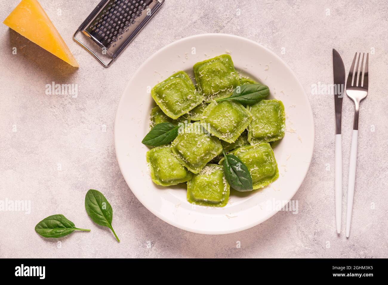 Ravioli con spinaci e parmigiano, fuoco selettivo. Foto Stock