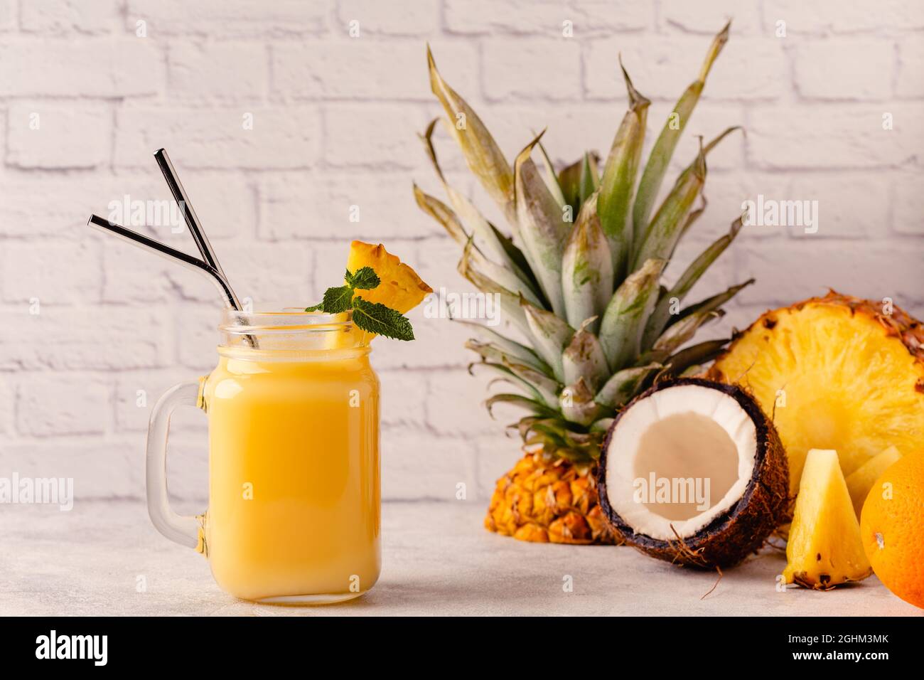 Frullato di ananas tropicale in un vasetto di mason, fuoco selettivo. Foto Stock