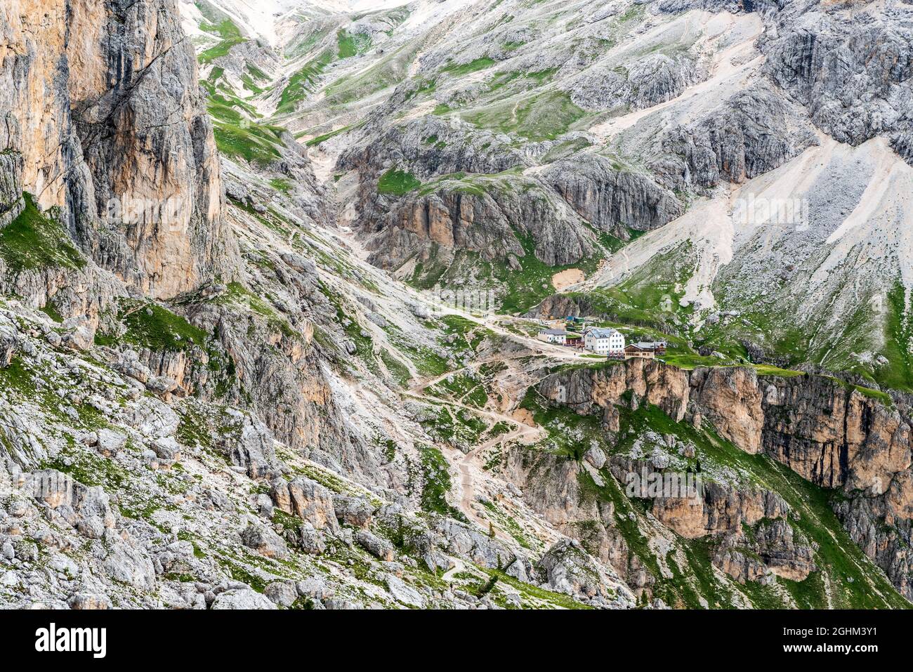 Vista sulla valle del Vajolet con Vajolethutte e rifugi del Rifugio Preuss nelle Dolomiti in Italia Foto Stock