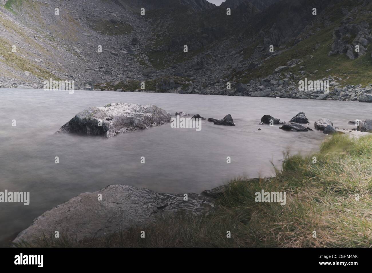 Rocce, mare morbido e nuvole nel cielo, bellissimo paesaggio in fotografia a lunga esposizione Foto Stock