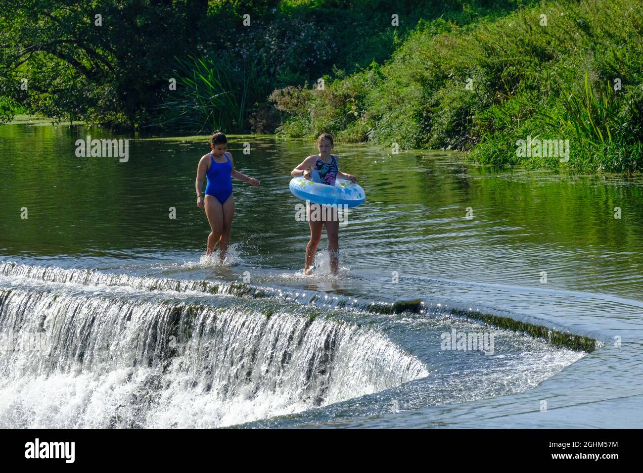 Warleigh Weir, Bath, Regno Unito. 7 Settembre 2021. L'onda di calore di settembre e il cielo limpido portano le persone a Warleigh Weir per rinfrescarsi. La gente è arrivata presto per prendere uno dei posti limitati in questo luogo molto popolare di nuoto selvaggio e di paddling. Credit: JMF News/Alamy Live News Foto Stock
