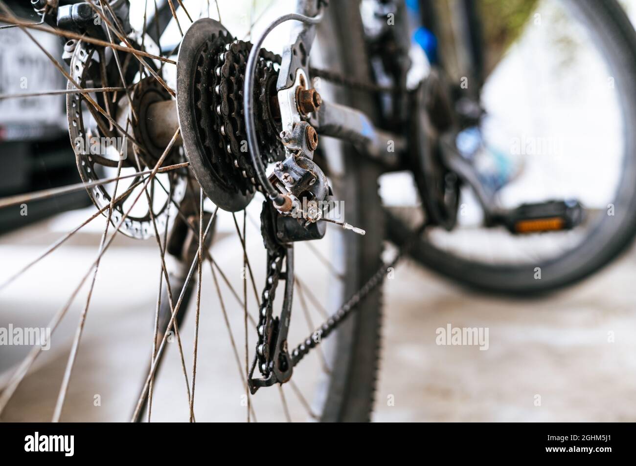 Parti di una bicicletta, vista del pignone e del sistema di trasmissione, freno a disco posteriore Foto Stock