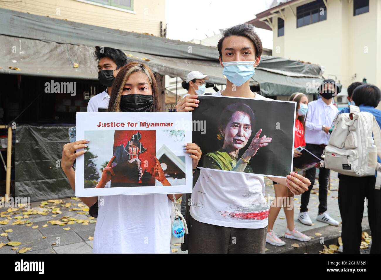 Bangkok, THAILANDIA - 7 febbraio 2021: I numerosi manifestanti del myanmar per protestare contro il colpo di Stato militare e liberare Aung San Suu Kyi. Foto Stock