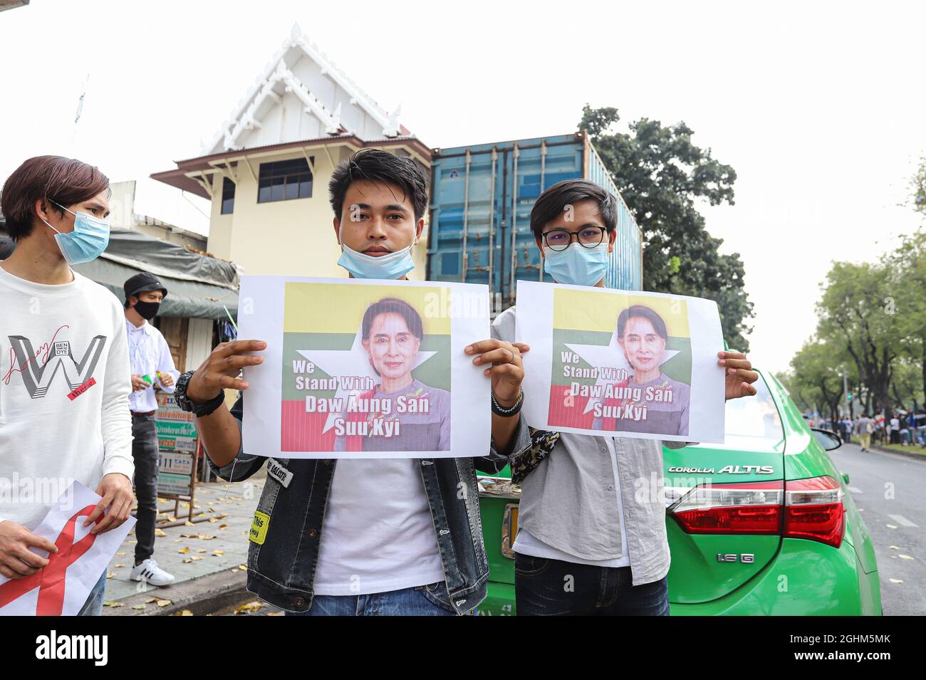 Bangkok, THAILANDIA - 7 febbraio 2021: I numerosi manifestanti del myanmar per protestare contro il colpo di Stato militare e liberare Aung San Suu Kyi. Foto Stock