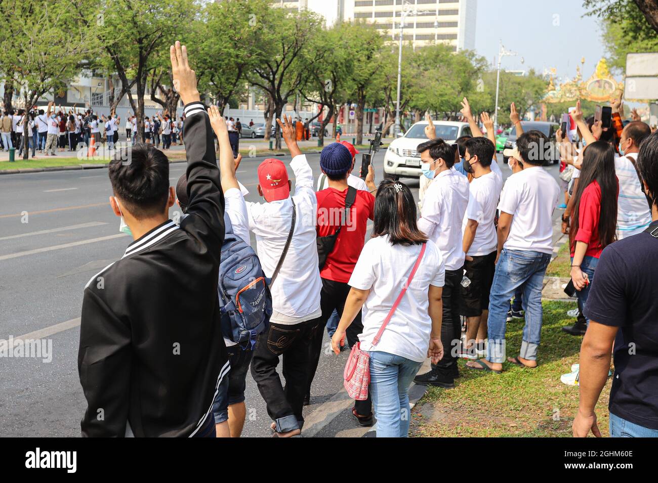 Bangkok, THAILANDIA - 7 febbraio 2021: Myanmar manifesti un saluto a tre dita per mostrare gesti simbolici di fronte al Palazzo delle Nazioni Unite per protestare. Foto Stock
