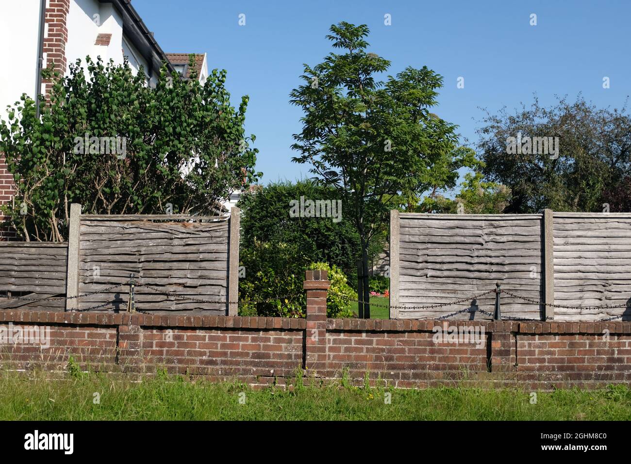 Un pannello di recinzione mancante. Foto Stock