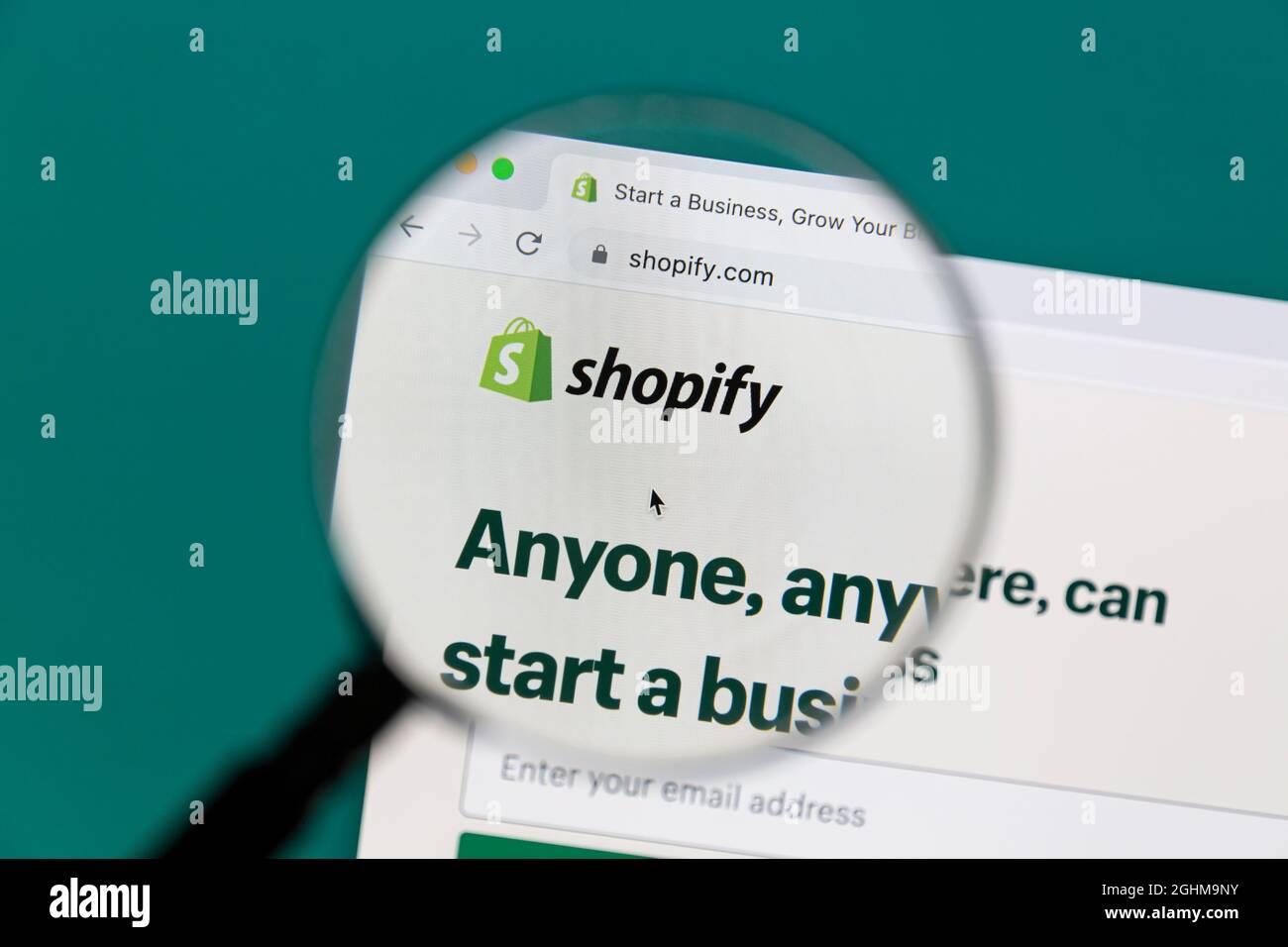 Ostersund / Svezia - 4 maggio 2021: Shopify sito web sotto una lente d'ingrandimento. Shopify Inc. È una multinazionale canadese di e-commerce. Foto Stock