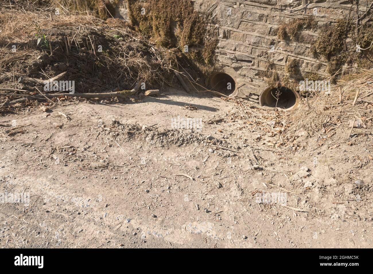 Lavaggio del limo in corrente dalla strada Foto Stock