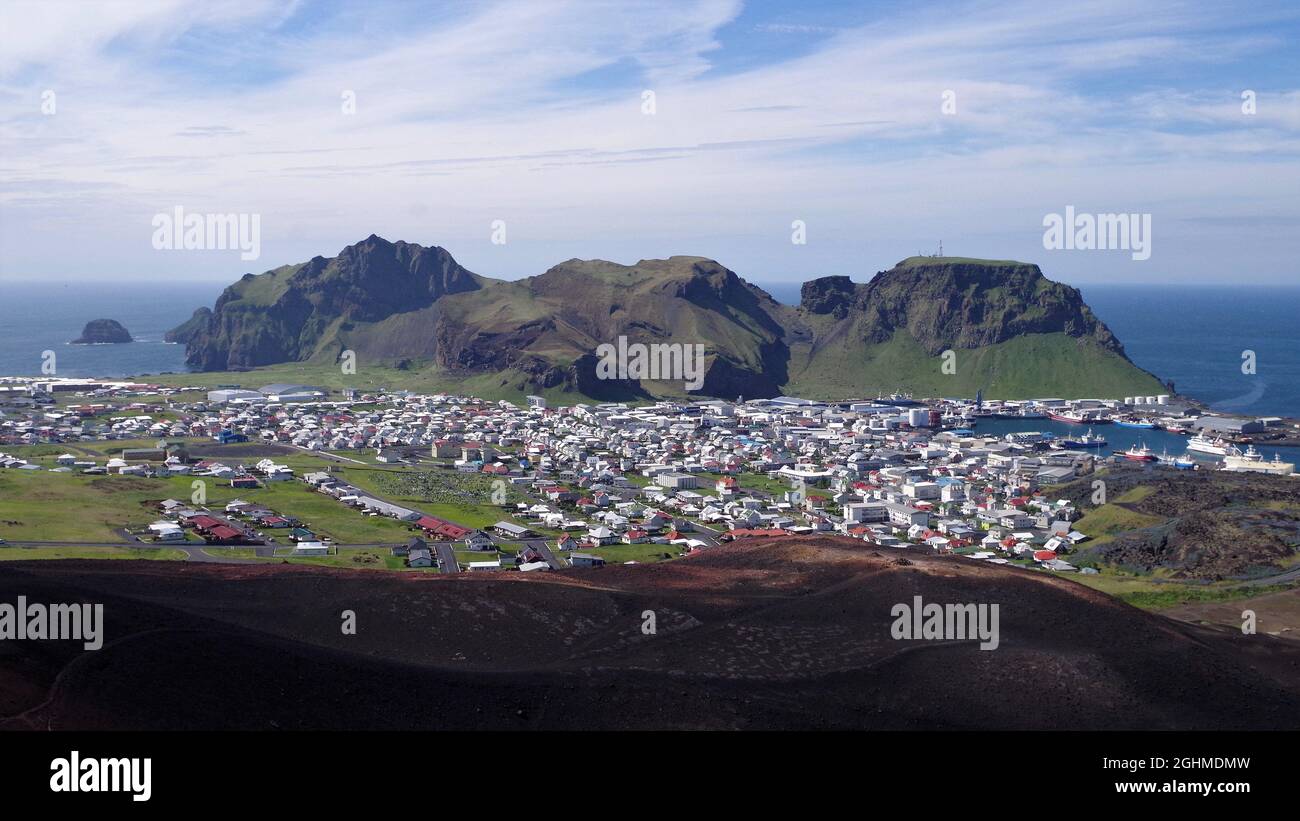 Vista sulla città di Heimaey dal vicino vulcano, Eldfell. Foto Stock