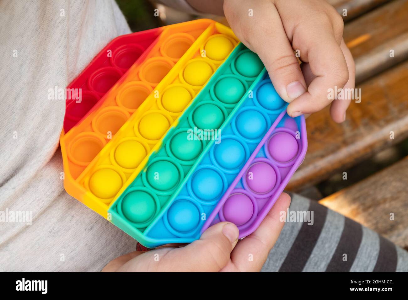 gioco educativo per bambini semplice concavità, giocattolo sensoriale pop it in mano. Foto Stock