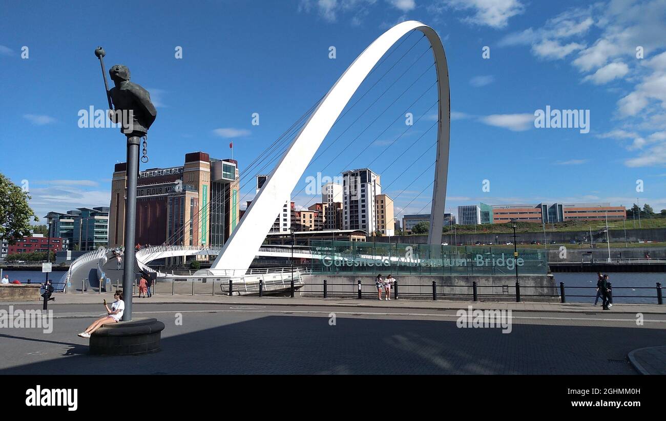 NEWCASTLE. TYNE e USURA. INGHILTERRA. 06-24-21. Il Quayside presso il Tyne, il Millennium Footbridge e la Galleria Baltica, con la statua del fiume dio Foto Stock