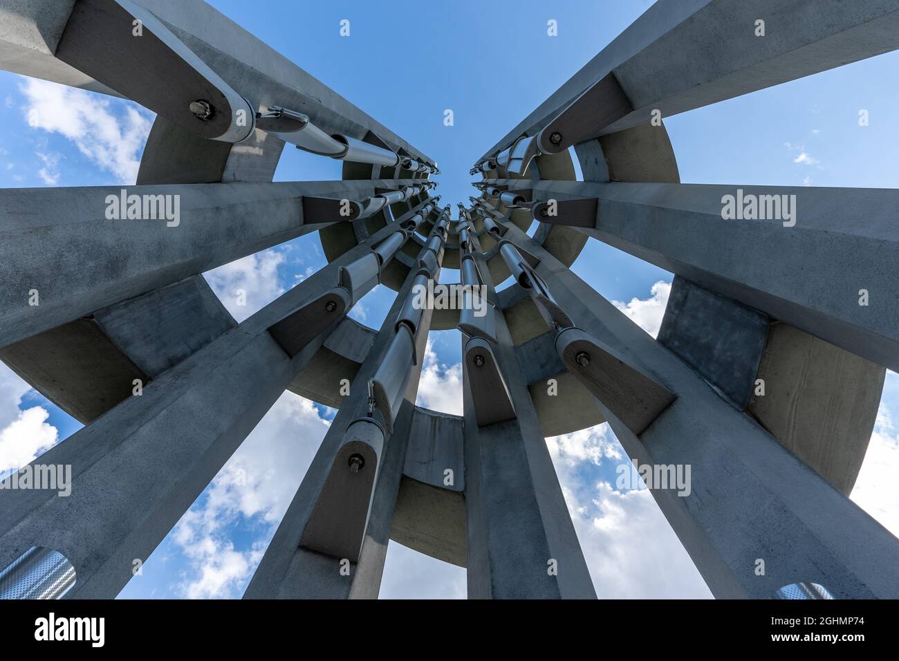 Shanksville, PA - 6 settembre 2021: Guardando in alto attraverso i suoni del vento della Torre delle voci al Flight 93 Memorial Foto Stock