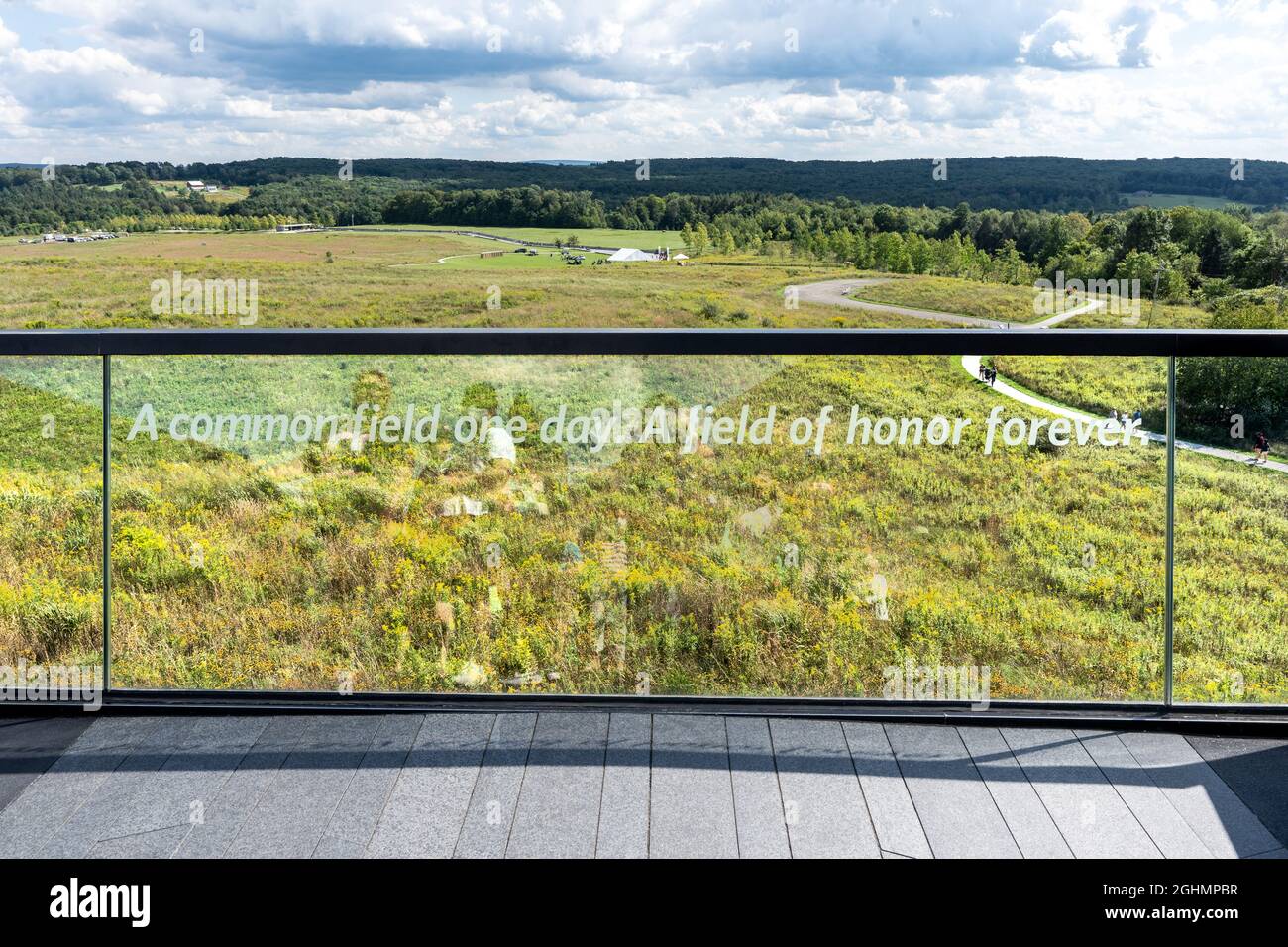 Shanksville, PA - 6 settembre 2021: Le parole sono incise sulla parete di vetro della piattaforma di osservazione che si affaccia sul campo in cui il volo 93 si è schiantato. "Un comm Foto Stock