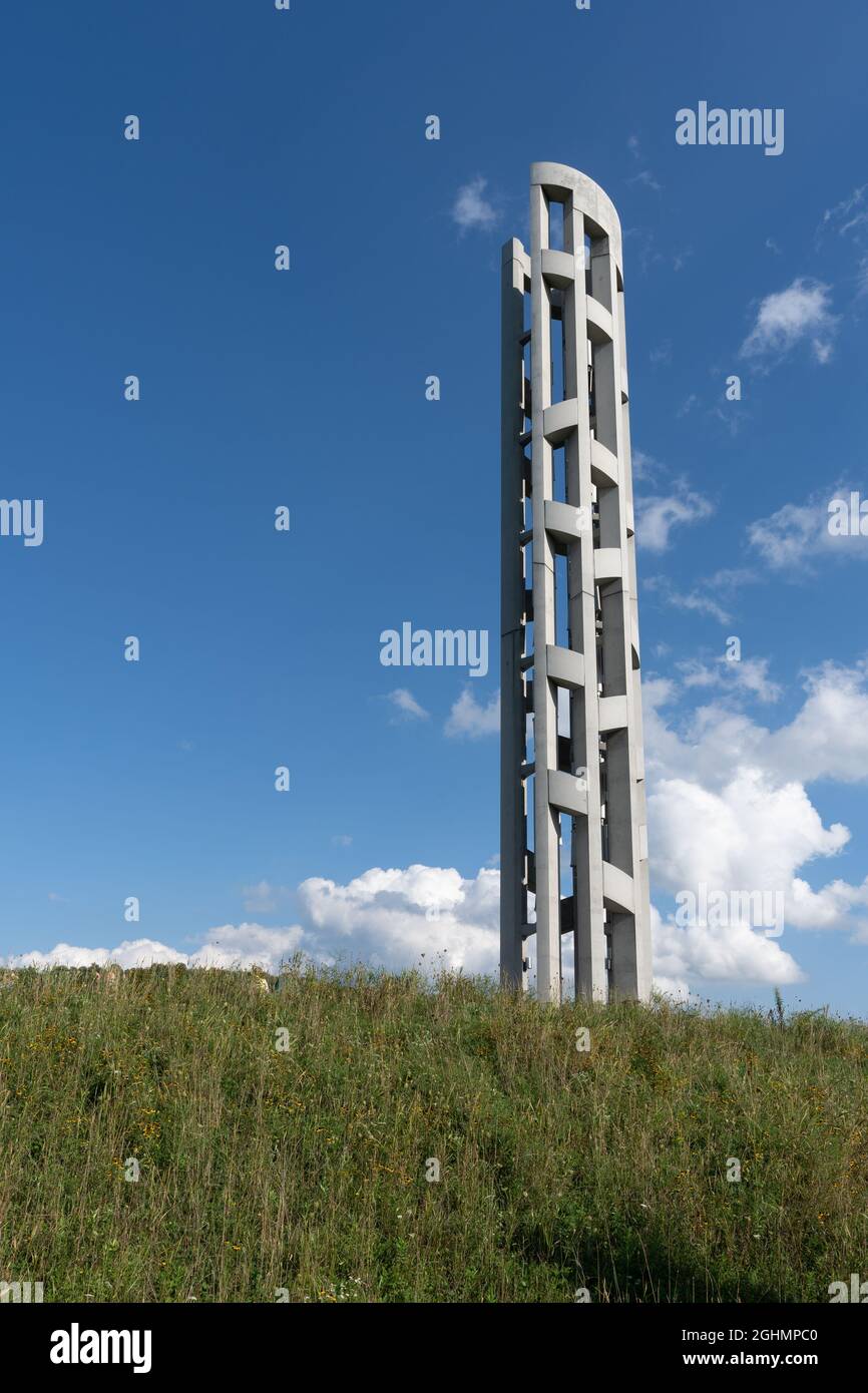 Shanksville, Pennsylvania - 6 settembre 2021: Torre delle voci al Flight 93 Memorial visto dall'esterno sul sentiero sottostante. Foto Stock