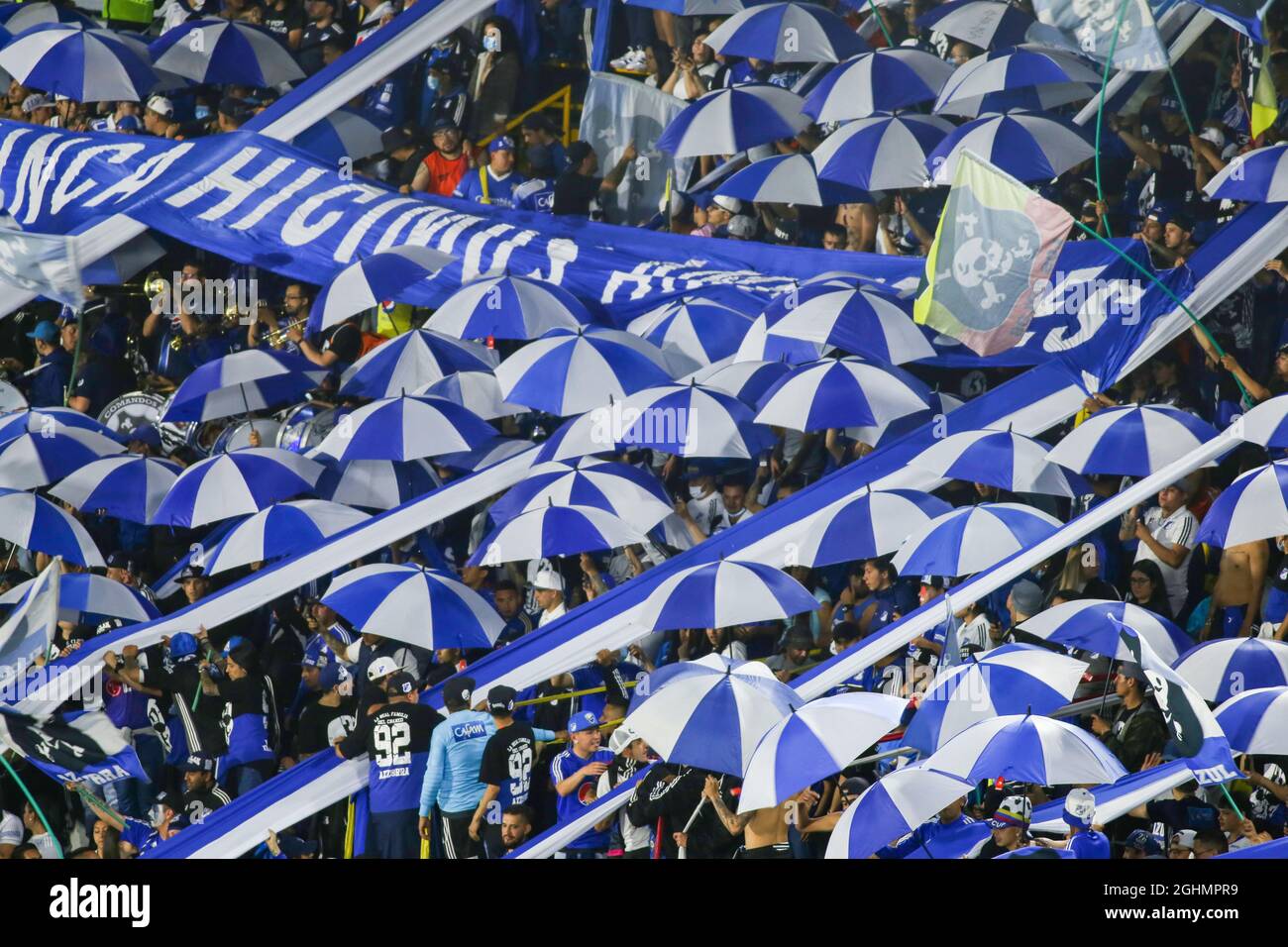 6 settembre 2021, Bogota, Colombia: I tifosi di Millionarios tornano allo stadio dopo un anno e mezzo di non essere in grado di entrare a causa della pandemia. (Credit Image: © Daniel Garzon Herazo/ZUMA Press Wire) Foto Stock