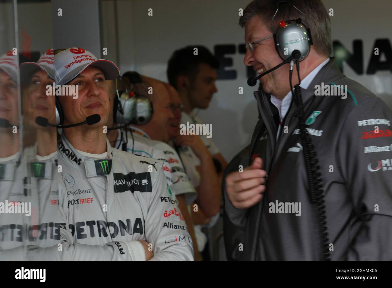 Michael Schumacher (GER), Mercedes AMG Petronas e Ross Brawn (GBR) Team Principal, Mercedes GP Petronas 16.03.2012. Formula 1 World Championship, Rd 1, Australian Grand Prix, Melbourne, Australia, Venerdì ‚ Foto Stock