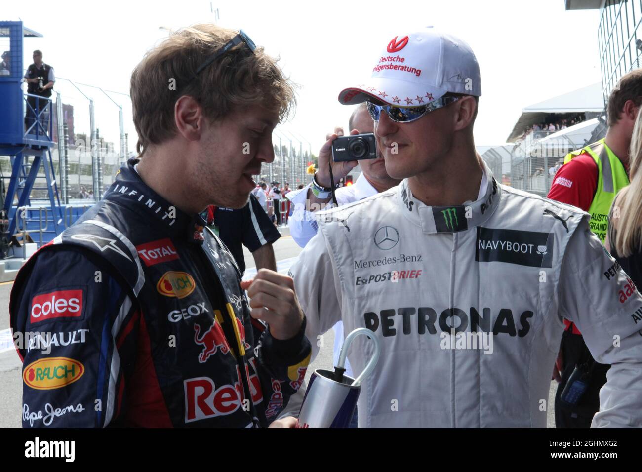 Sebastian Vettel (GER), Red Bull Racing e Michael Schumacher (GER), Mercedes AMG Petronas 18.03.2012. Formula 1 World Championship, Rd 1, Australian Grand Prix, Melbourne, Australia, Domenica - ‚ Copyright: Batchelor / XPB immagini Foto Stock