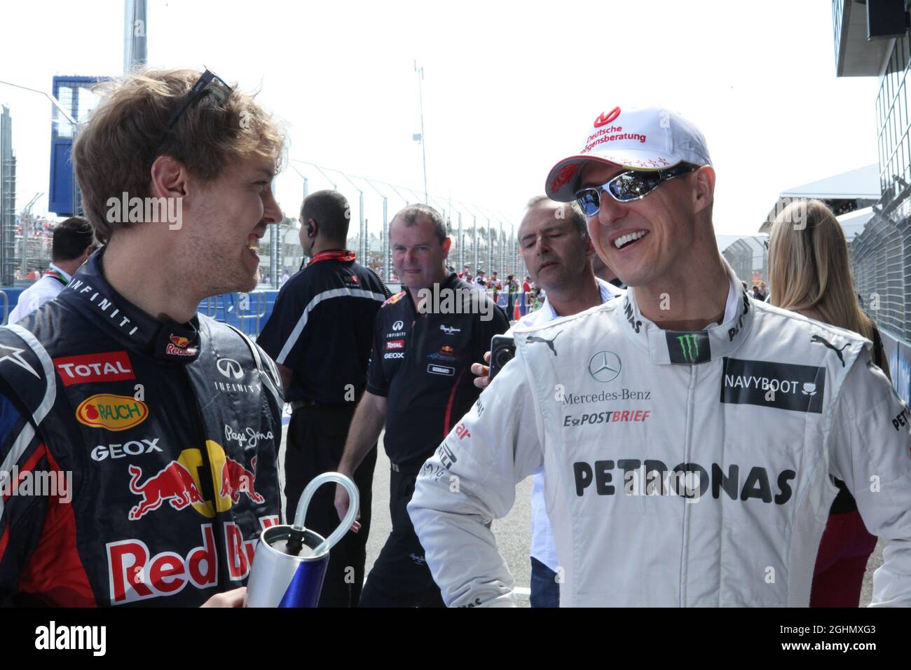 Sebastian Vettel (GER), Red Bull Racing e Michael Schumacher (GER), Mercedes AMG Petronas 18.03.2012. Formula 1 World Championship, Rd 1, Australian Grand Prix, Melbourne, Australia, Domenica - ‚ Copyright: Batchelor / XPB immagini Foto Stock