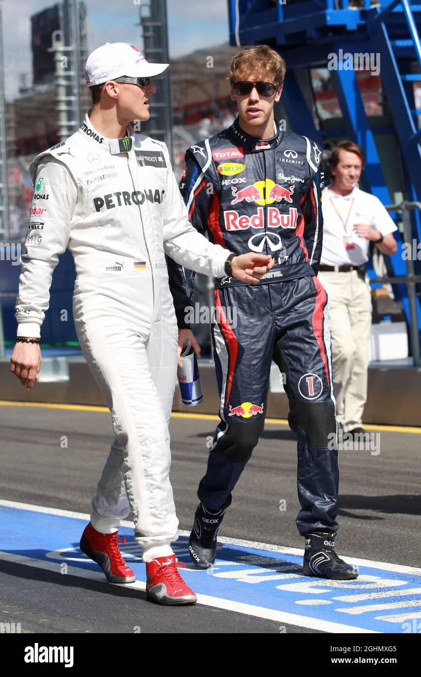 Michael Schumacher (GER), Mercedes AMG Petronas e Sebastian Vettel (GER), Red Bull Racing 18.03.2012. Formula 1 World Championship, Rd 1, Australian Grand Prix, Melbourne, Australia, Domenica - ‚ Copyright: Batchelor / XPB immagini Foto Stock