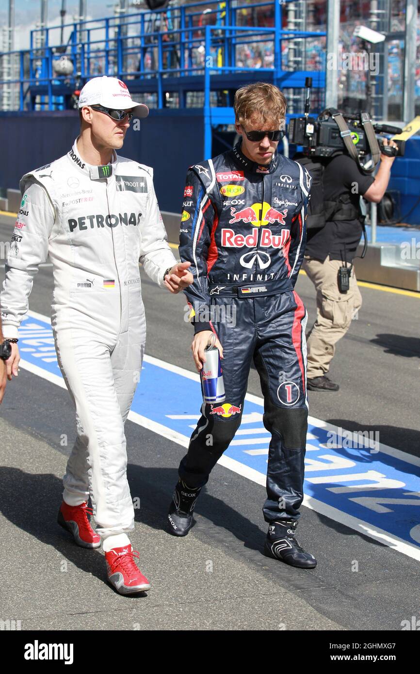 Michael Schumacher (GER), Mercedes AMG Petronas e Sebastian Vettel (GER), Red Bull Racing 18.03.2012. Formula 1 World Championship, Rd 1, Australian Grand Prix, Melbourne, Australia, Domenica - ‚ Copyright: Batchelor / XPB immagini Foto Stock