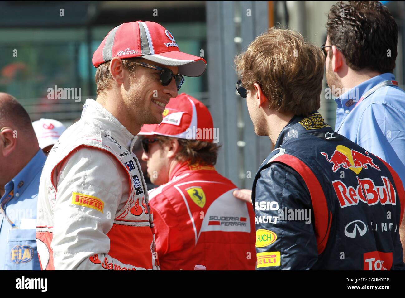 Jenson Button (GBR), McLaren Mercedes e Sebastian Vettel (GER), Red Bull Racing 18.03.2012. Formula 1 World Championship, Rd 1, Australian Grand Prix, Melbourne, Australia, Domenica - ‚ Copyright: Batchelor / XPB immagini Foto Stock