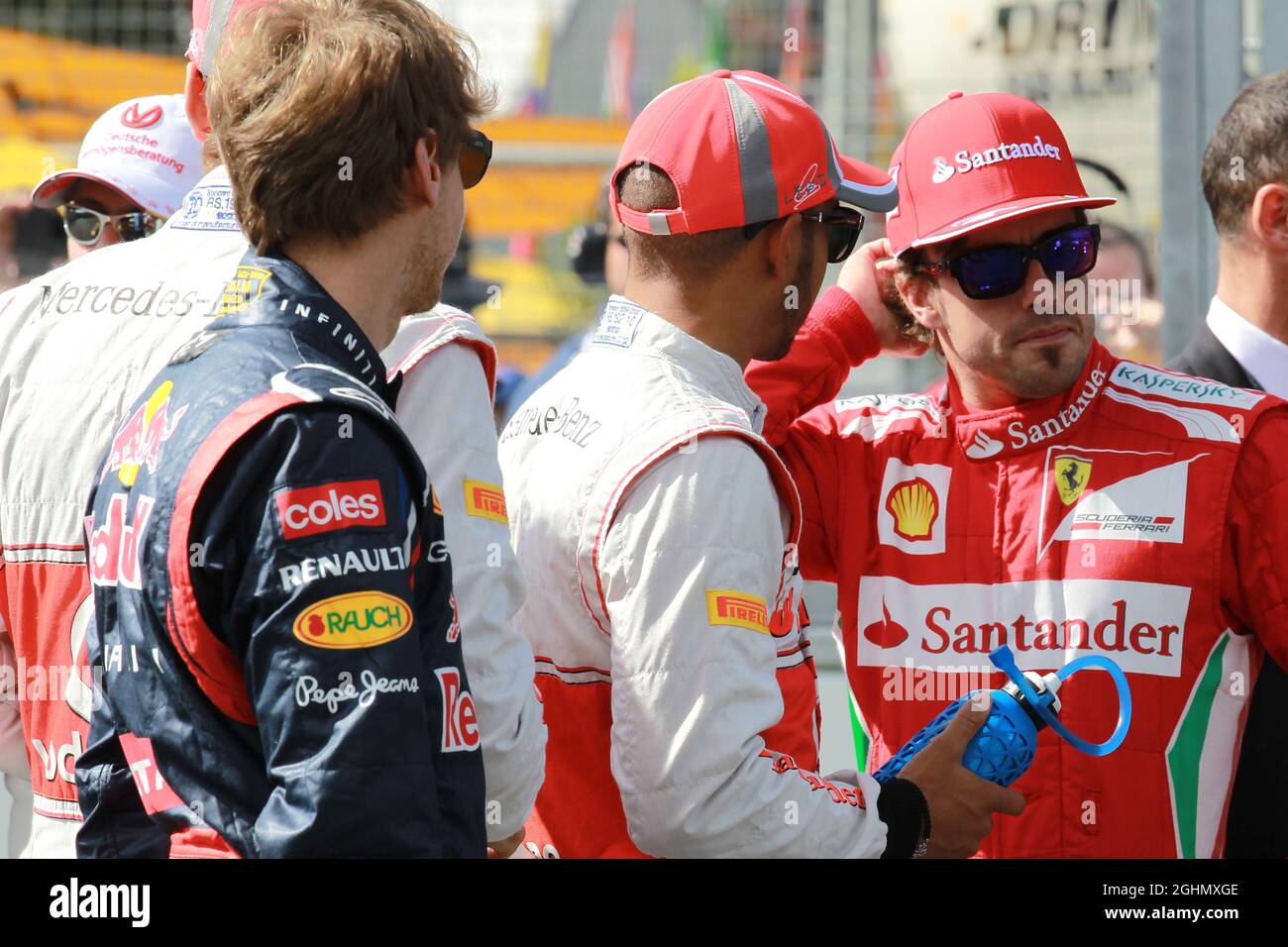 Sebastian Vettel (GER), Red Bull Racing con Lewis Hamilton (GBR), McLaren Mercedes e Fernando Alonso (ESP), Scuderia Ferrari 18.03.2012. Formula 1 World Championship, Rd 1, Australian Grand Prix, Melbourne, Australia, Domenica - ‚ Copyright: Batchelor / XPB immagini Foto Stock