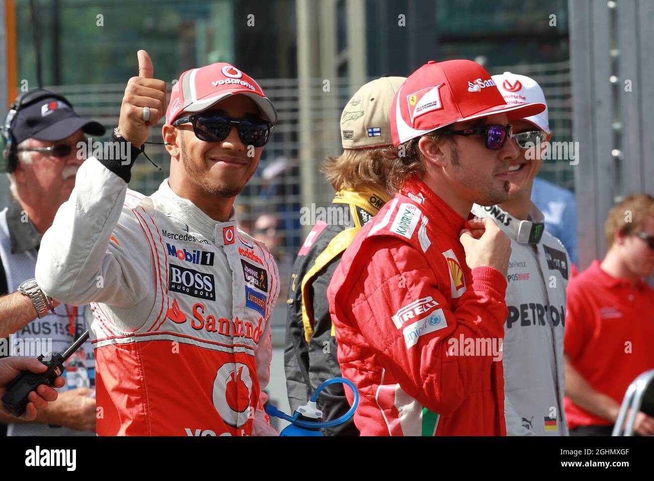 Lewis Hamilton (GBR), McLaren Mercedes e Fernando Alonso (ESP), Scuderia Ferrari 18.03.2012. Formula 1 World Championship, Rd 1, Australian Grand Prix, Melbourne, Australia, Domenica - ‚ Copyright: Batchelor / XPB immagini Foto Stock