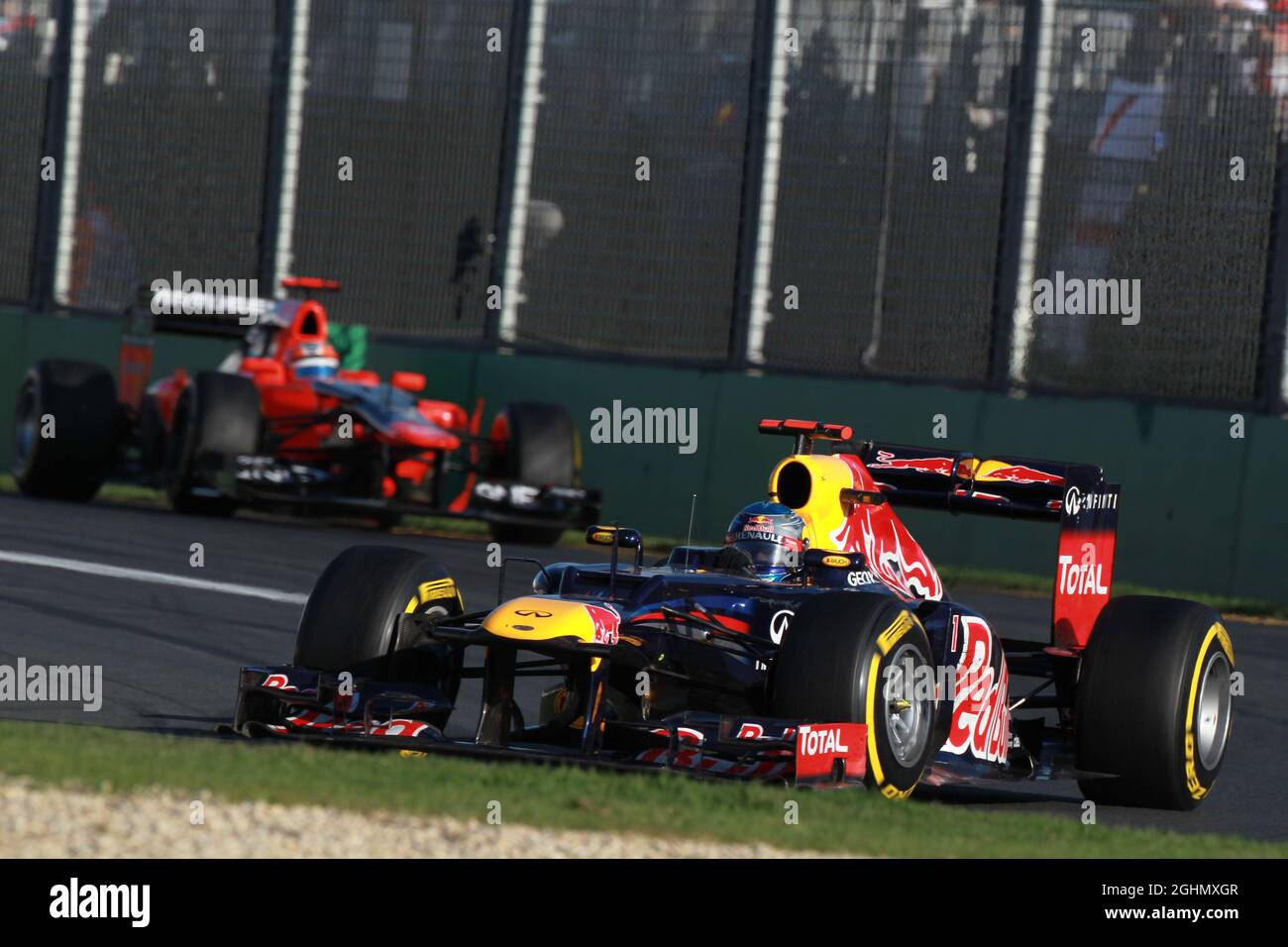 Sebastian Vettel (GER), Red Bull Racing guida Timo Glock (GER), Marussia F1 Team 18.03.2012. Formula 1 World Championship, Rd 1, Australian Grand Prix, Melbourne, Australia, Domenica - ‚ Copyright: Batchelor / XPB immagini Foto Stock
