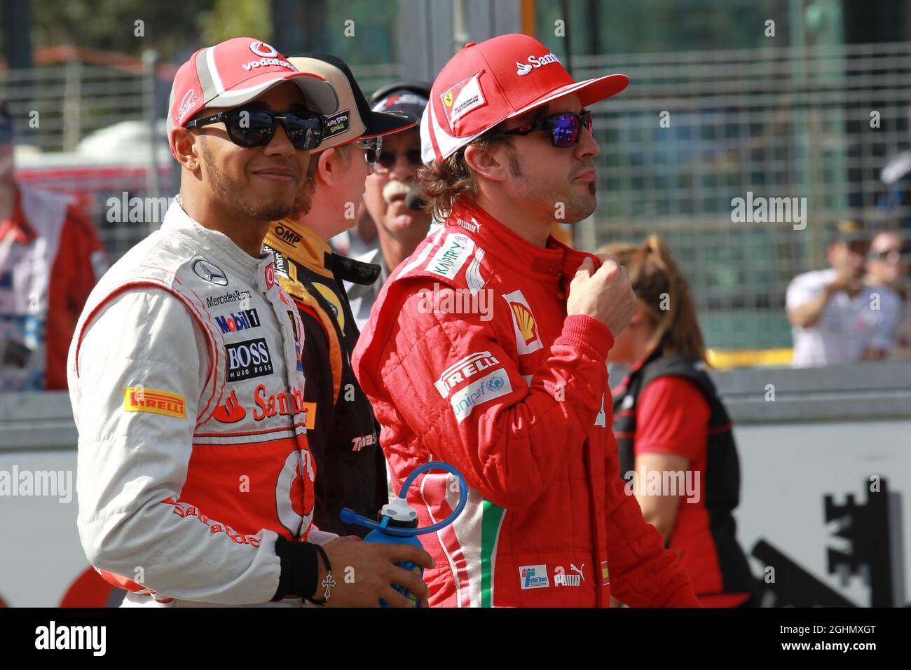 Lewis Hamilton (GBR), McLaren Mercedes e Fernando Alonso (ESP), Scuderia Ferrari 18.03.2012. Formula 1 World Championship, Rd 1, Australian Grand Prix, Melbourne, Australia, Domenica - ‚ Copyright: Batchelor / XPB immagini Foto Stock
