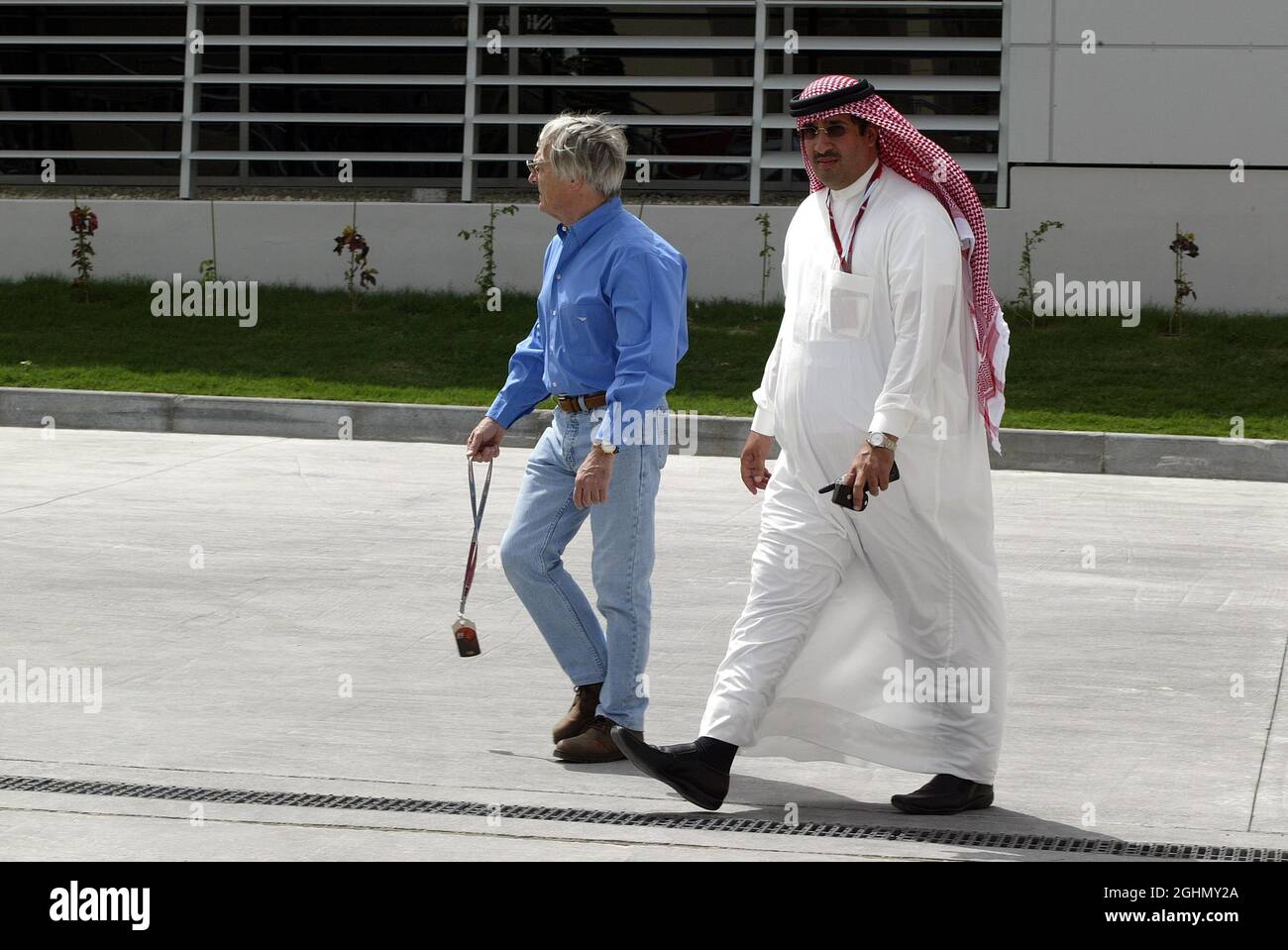 Bernie Ecclestone, GBR con Sheikh Mohamed al Khalifa, zio del Re del Bahrain, Campionato del mondo di Formula 1, Rd 3, Gran Premio del Bahrain, BHR Foto Stock
