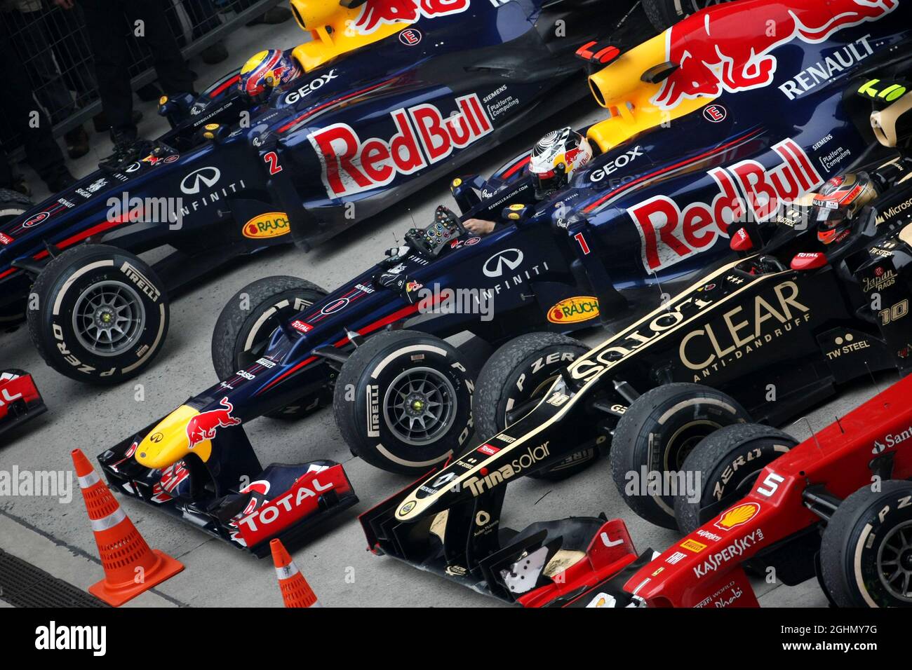 Mark Webber (AUS), Red Bull Racing, Sebastian Vettel (GER), Red Bull Racing e Romain Grosjean (fra), Lotus F1 Team 15.04.2012. Formula 1 World Championship, Rd 3, Gran Premio di Cina, Shanghai, Cina, Giorno di gara Foto Stock