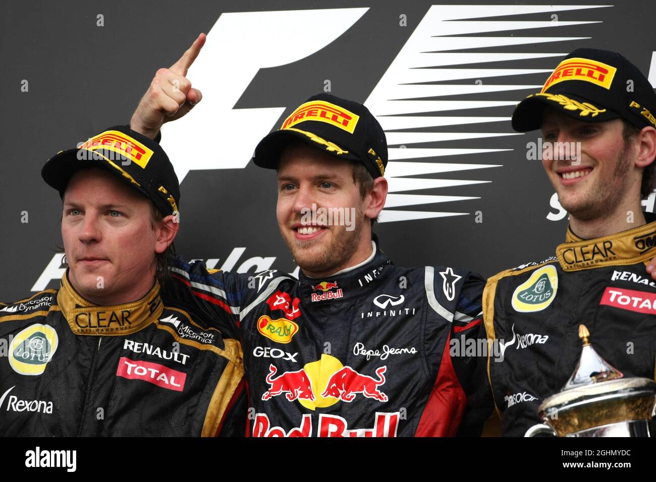 Kimi Raikkonen (fin), Lotus F1 Team, Sebastian Vettel (GER), Red Bull Racing e Romain Grosjean (fra), Lotus F1 Team 22.04.2012. Formula 1 World Championship, Rd 4, Gran Premio del Bahrain, Sakhir, Bahrain, Giorno di gara Foto Stock