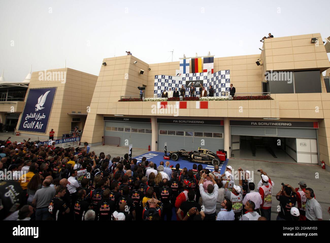 Kimi Raikkonen (fin), Lotus F1 Team, Sebastian Vettel (GER), Red Bull Racing e Romain Grosjean (fra), Lotus F1 Team 22.04.2012. Formula 1 World Championship, Rd 4, Gran Premio del Bahrain, Sakhir, Bahrain, Giorno di gara Foto Stock