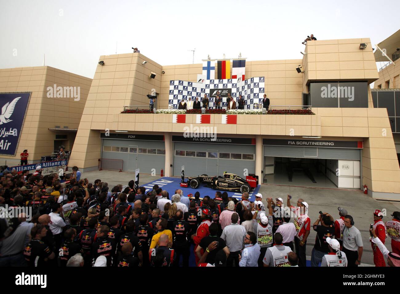 Kimi Raikkonen (fin), Lotus F1 Team, Sebastian Vettel (GER), Red Bull Racing e Romain Grosjean (fra), Lotus F1 Team 22.04.2012. Formula 1 World Championship, Rd 4, Gran Premio del Bahrain, Sakhir, Bahrain, Giorno di gara Foto Stock