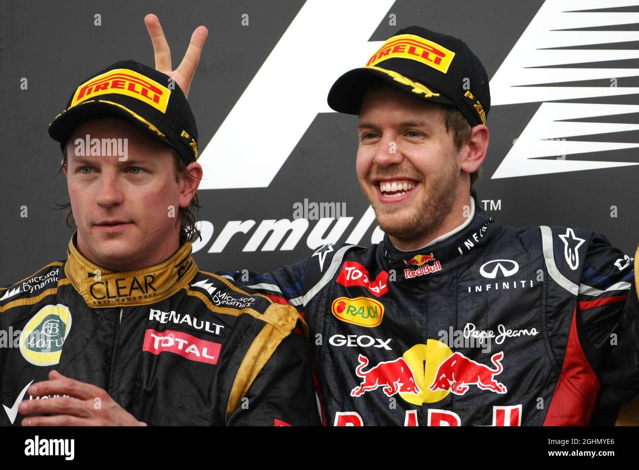 Kimi Raikkonen (fin), Lotus F1 Team e Sebastian Vettel (GER), Red Bull Racing 22.04.2012. Formula 1 World Championship, Rd 4, Gran Premio del Bahrain, Sakhir, Bahrain, Giorno di gara Foto Stock