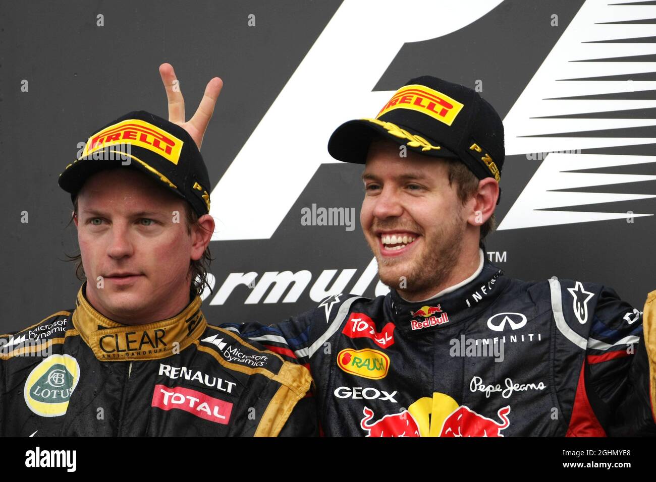 Kimi Raikkonen (fin), Lotus F1 Team e Sebastian Vettel (GER), Red Bull Racing 22.04.2012. Formula 1 World Championship, Rd 4, Gran Premio del Bahrain, Sakhir, Bahrain, Giorno di gara Foto Stock