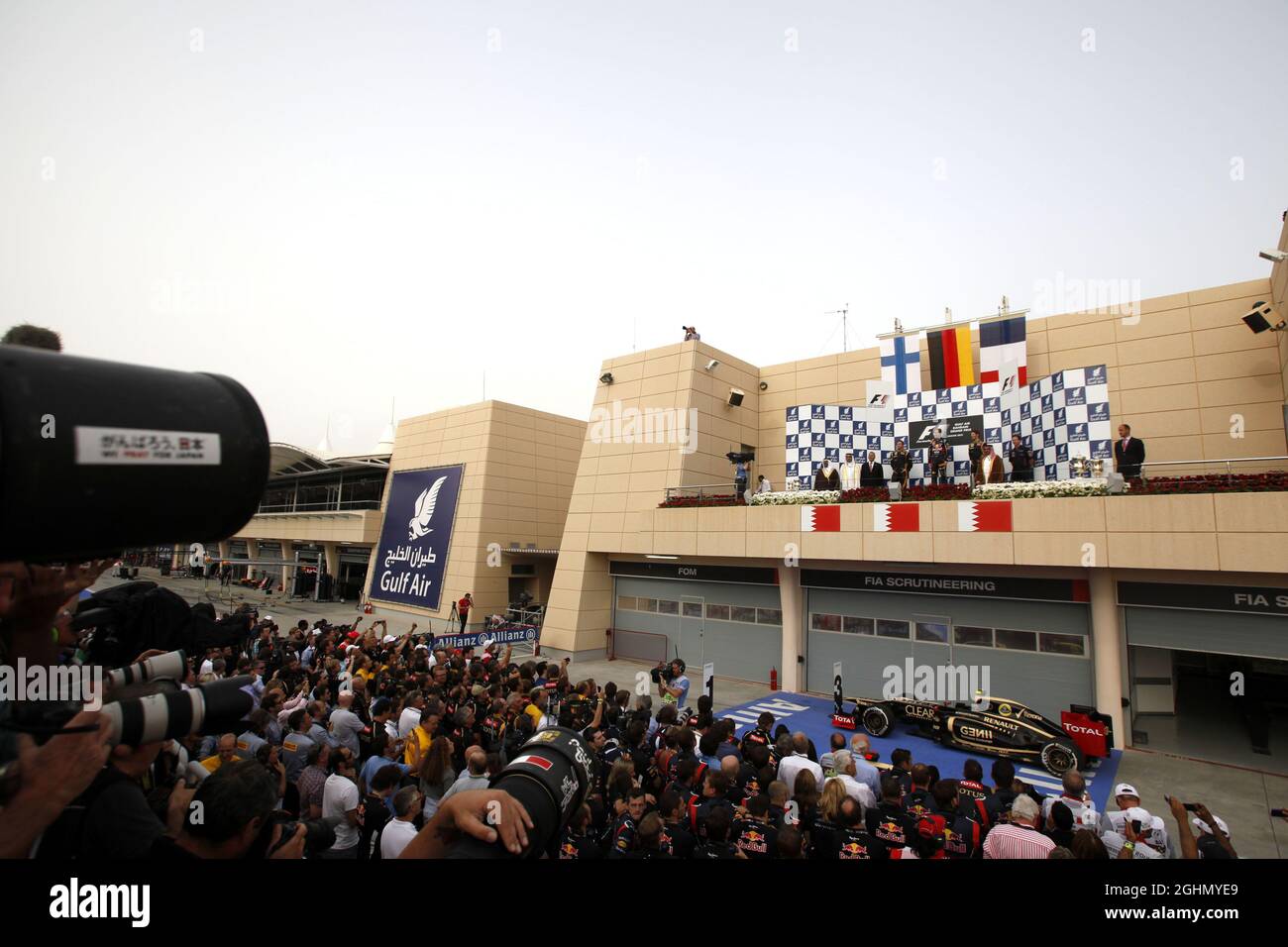 Kimi Raikkonen (fin), Lotus F1 Team, Sebastian Vettel (GER), Red Bull Racing e Romain Grosjean (fra), Lotus F1 Team 22.04.2012. Formula 1 World Championship, Rd 4, Gran Premio del Bahrain, Sakhir, Bahrain, Giorno di gara Foto Stock