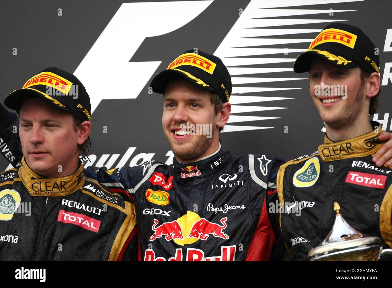 Kimi Raikkonen (fin), Lotus F1 Team, Sebastian Vettel (GER), Red Bull Racing e Romain Grosjean (fra), Lotus F1 Team 22.04.2012. Formula 1 World Championship, Rd 4, Gran Premio del Bahrain, Sakhir, Bahrain, Giorno di gara Foto Stock