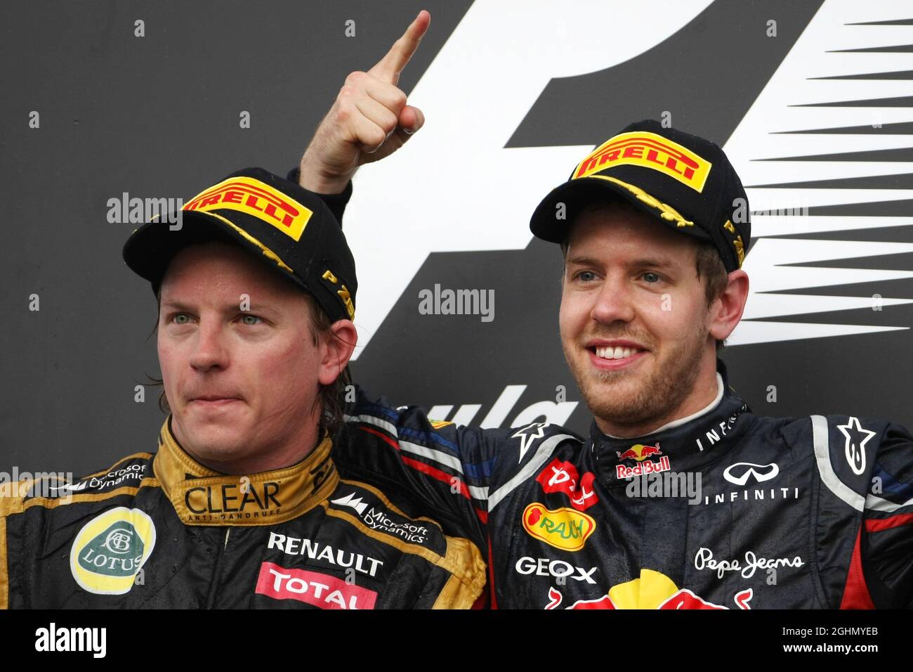 Kimi Raikkonen (fin), Lotus F1 Team e Sebastian Vettel (GER), Red Bull Racing 22.04.2012. Formula 1 World Championship, Rd 4, Gran Premio del Bahrain, Sakhir, Bahrain, Giorno di gara Foto Stock
